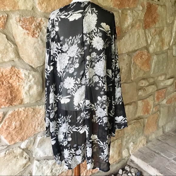 5⭐️Fave Black and White Kimono - Picture 8 of 8